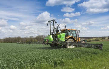 Pulvérisateur dans un champ de blé pour désherbage de rattrapage, en Hauts de France en 2024