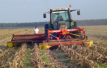 Broyage des tiges de maïs en Normandie, après la récolte