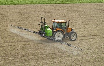 Pulvérisateur porté pour traitement herbicide sur blé en Poitou-Charentes